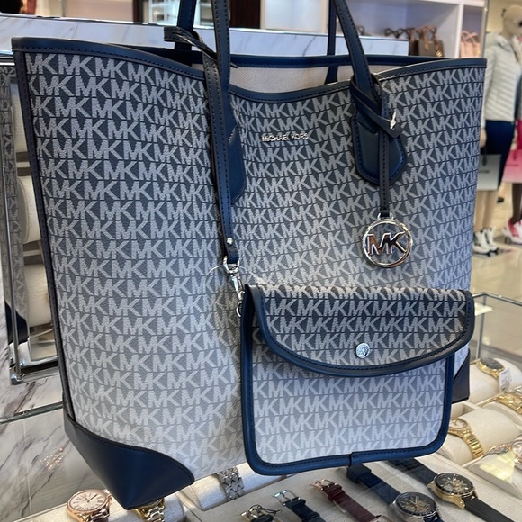 Michael Kors Eva Large Ombré Signature Logo Tote Bag
Navy
NWT - Picture 2 of 16